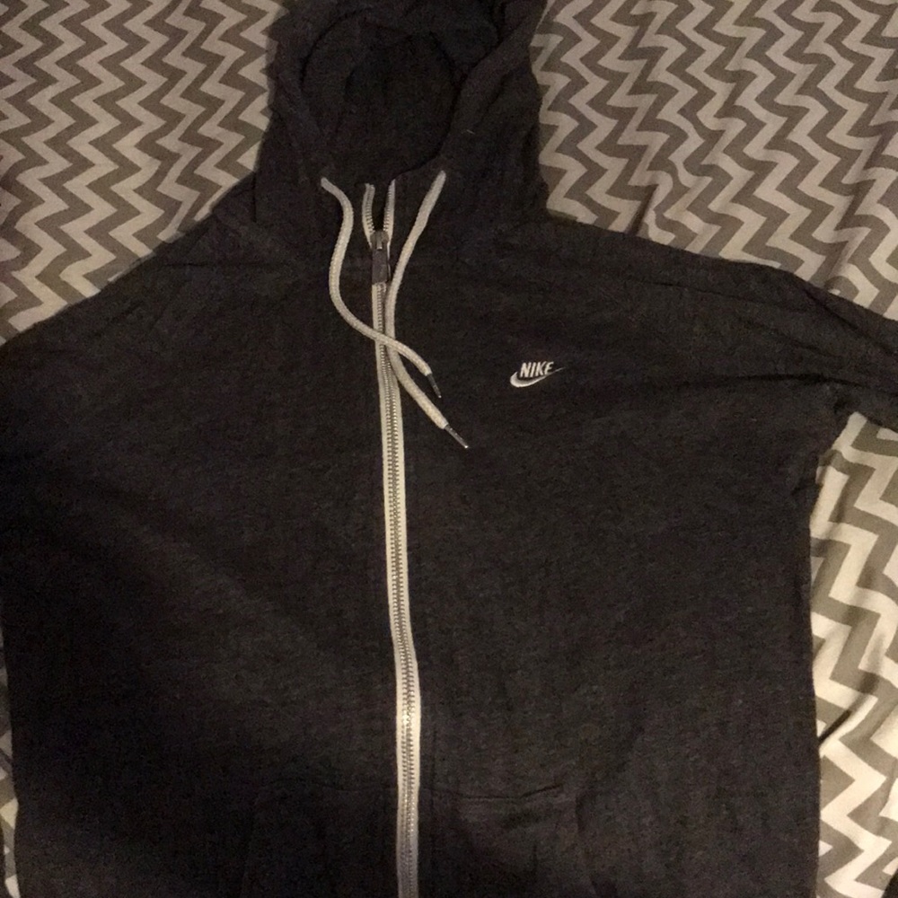 Nike zip, it’s in great condition and fits great.